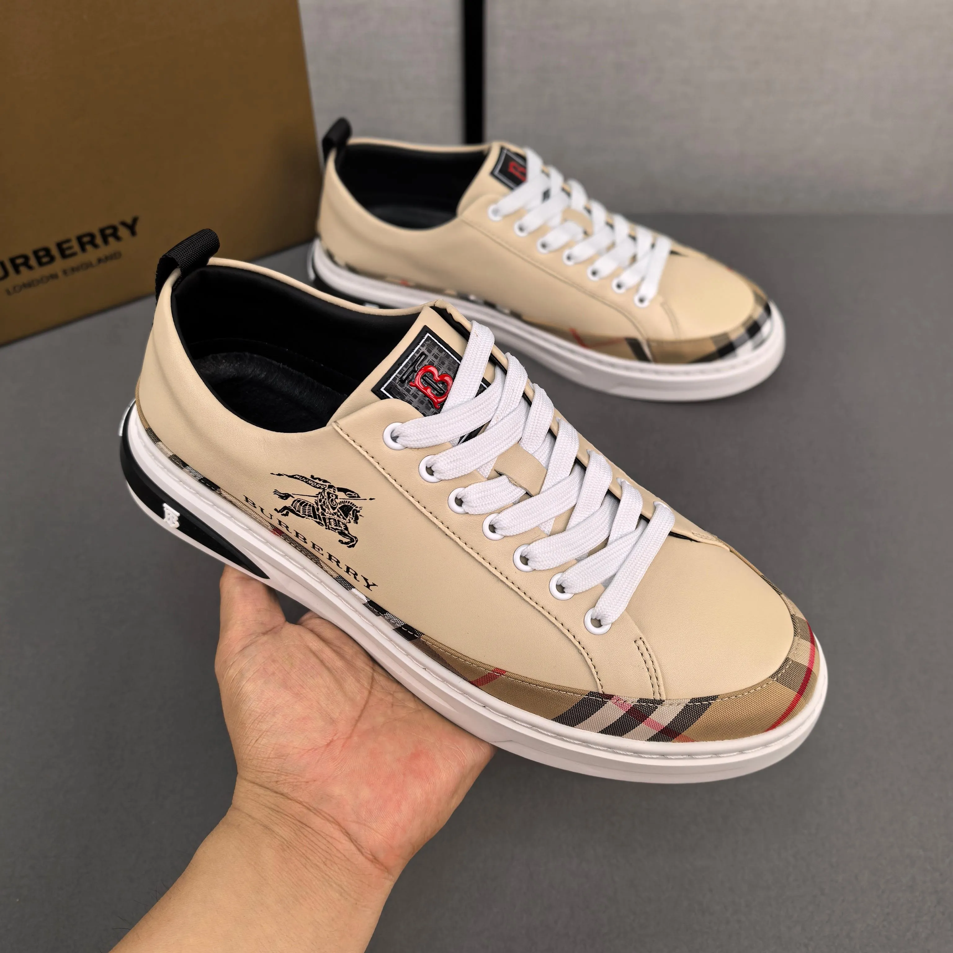 Burberry [Burberry] men's shoes 💰400💰. Fashionable sports and casual shoes, the upper is made of first-layer cowhide with plaid material, first-layer pigskin lining, and rubber outsole. Men's size 38-44.